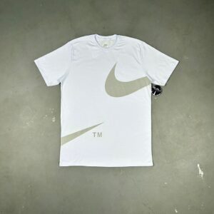 CAMISETA NIKE BIG SWOOSHᵀᴹ (BRANCA)