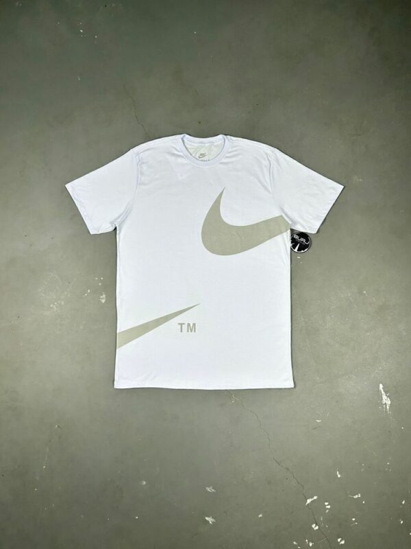 CAMISETA NIKE BIG SWOOSHᵀᴹ (BRANCA)
