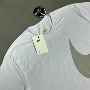 CAMISETA NIKE BIG SWOOSHᵀᴹ (BRANCA)