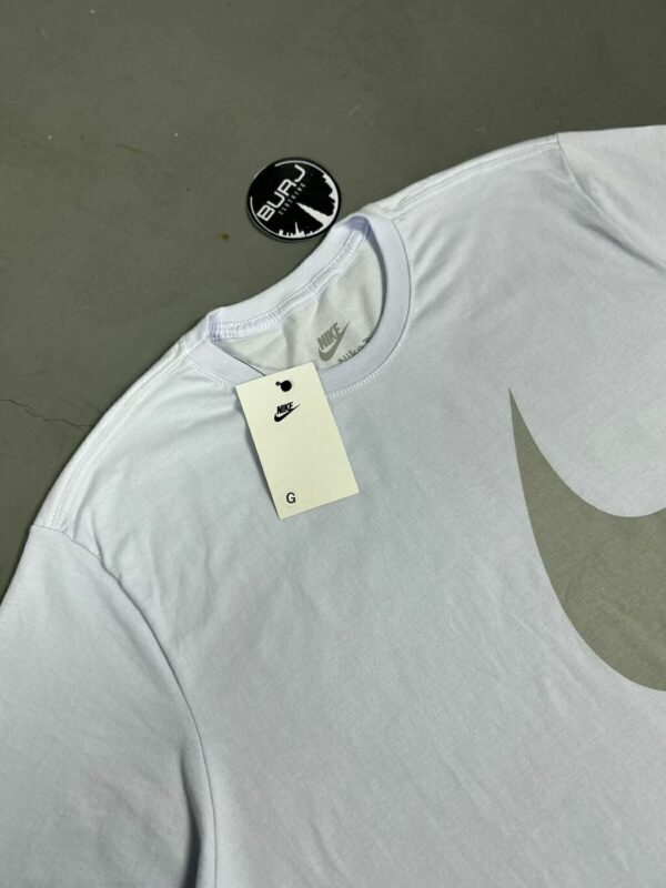 CAMISETA NIKE BIG SWOOSHᵀᴹ (BRANCA) - Imagem 2