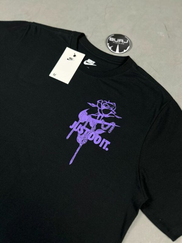 CAMISETA NIKE JUST DO IT FLOWERS (PRETA) - Imagem 3